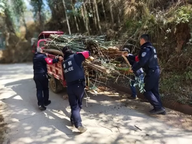 违法超载  小三轮车身后仰前轮悬空摇摇欲坠