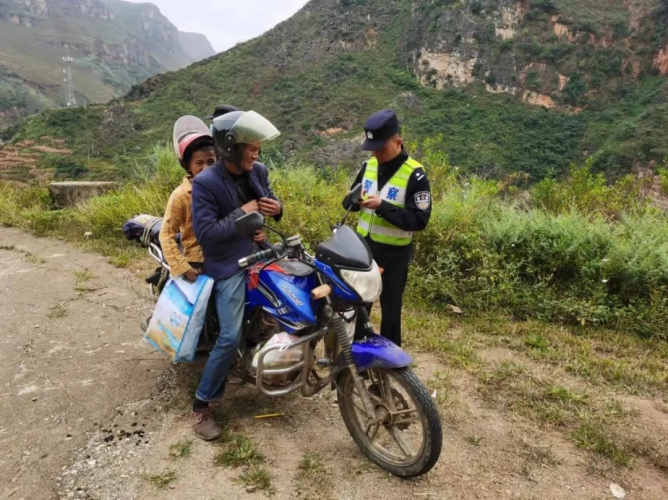 永胜县六德派出所推动农村少数民族地区道路交通安全管理显成效