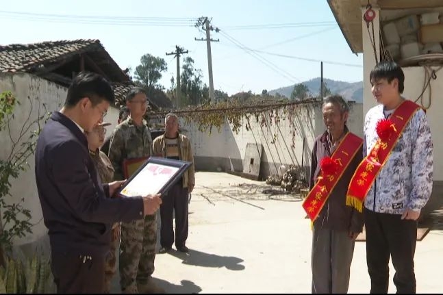 华坪县县5名军人：荣立三等功 喜报送家中