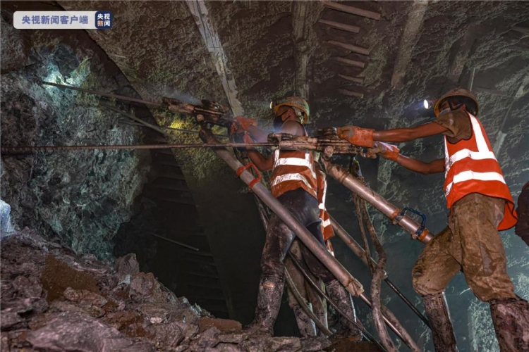 滇藏铁路丽香段最新进展：玉龙雪山隧道2、3号横洞区间顺利贯通！