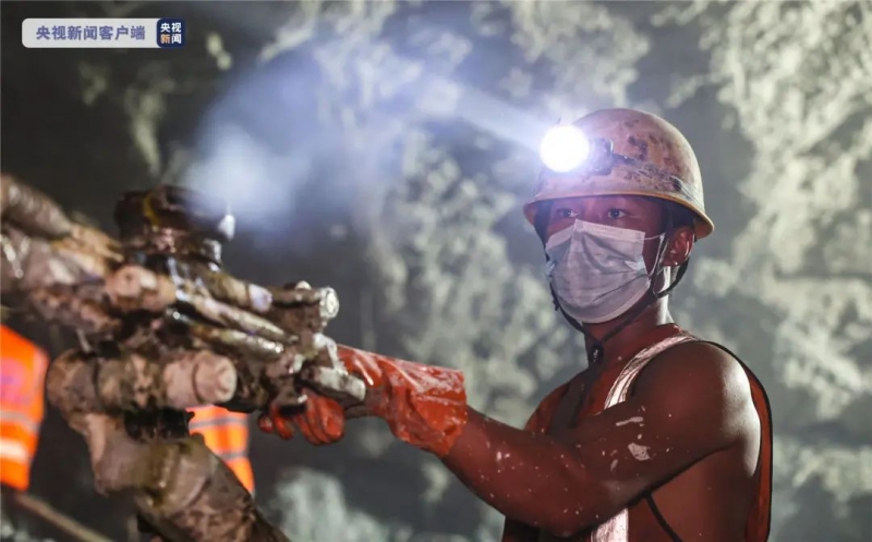 滇藏铁路丽香段最新进展：玉龙雪山隧道2、3号横洞区间顺利贯通！