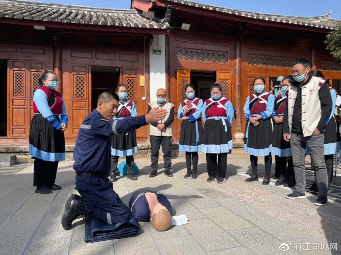 提高急救能力，丽江古城文化院落工作人员进行应急安全培训 (2).jpg