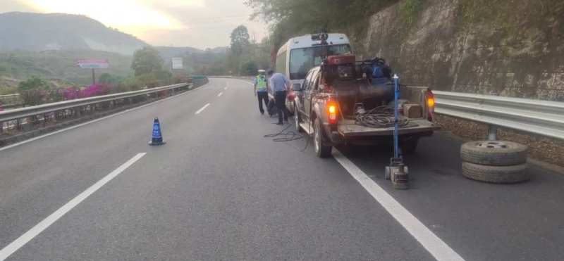 客车高速路上爆胎 交警紧急救援解忧