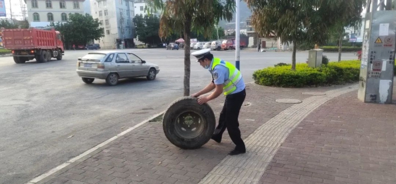客车高速路上爆胎 交警紧急救援解忧