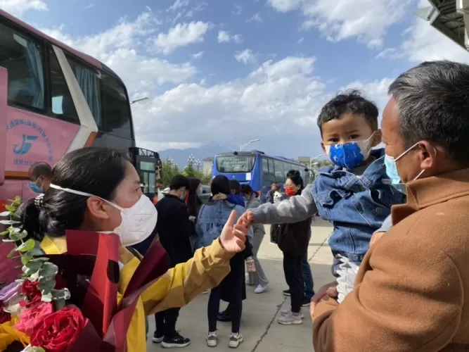 铁骑开道！丽江市最新一批援瑞卫生应急队凯旋