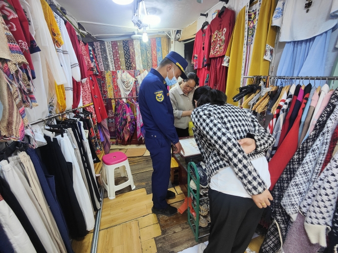 “三合一”场所隐患大  丽江古城4家店铺被查封！ (7).jpg