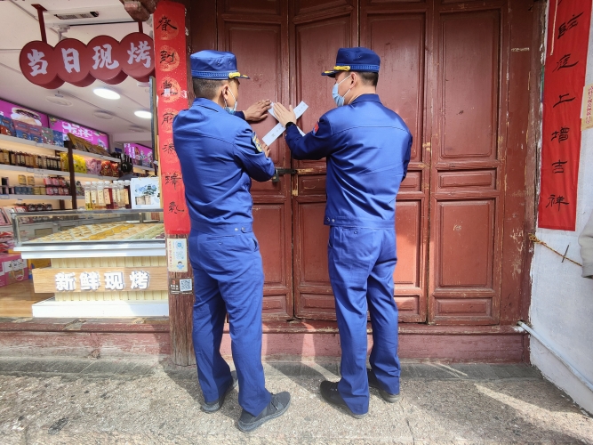 “三合一”场所隐患大  丽江古城4家店铺被查封！ (1).jpg