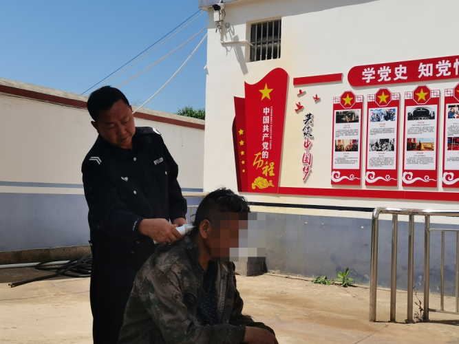 警察叔叔变身Tony老师   打水、揉搓、漂洗、理发……样样不差 (2).png