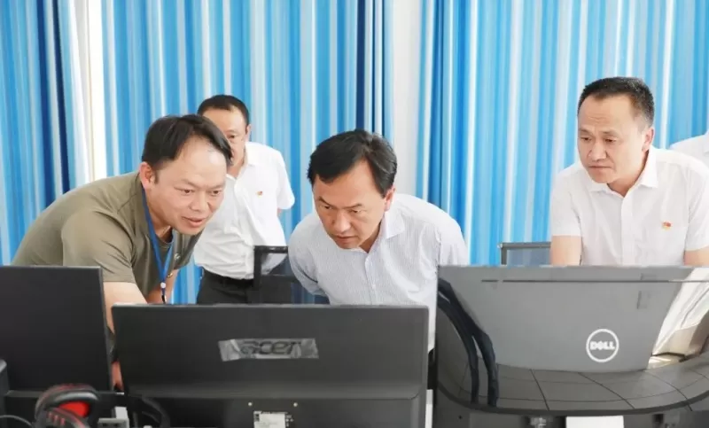 华坪县委书记王峥到华坪工业园区走访调研