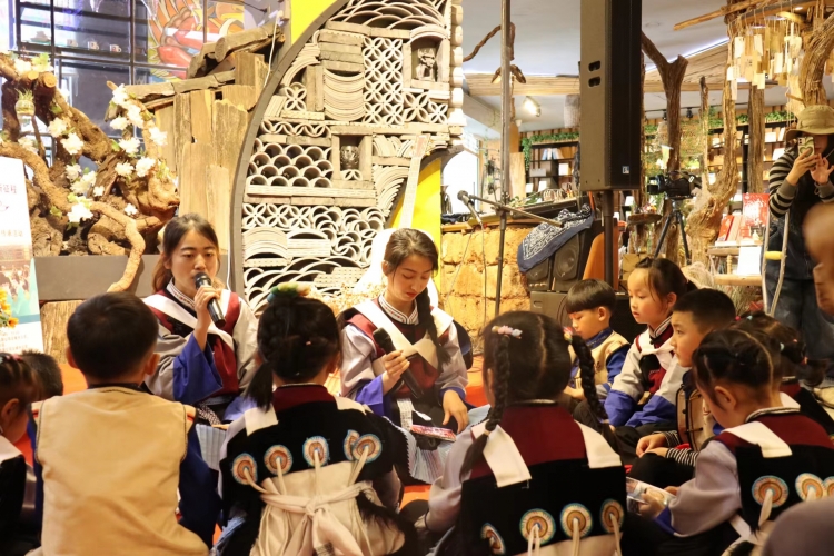 天雨流芳，丽江书香飘满城