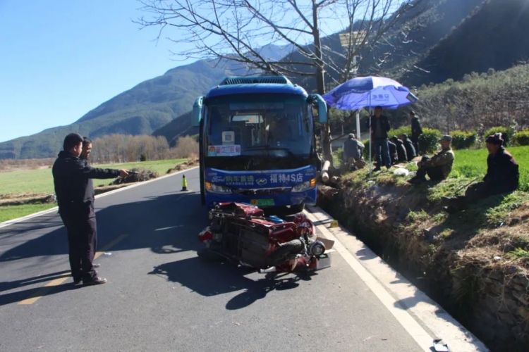 一死一伤！公交车与无号牌三轮车相撞，交警提醒：要遵法守法安全行车