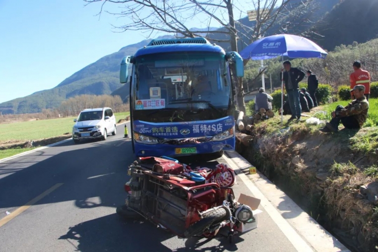 一死一伤！公交车与无号牌三轮车相撞，交警提醒：要遵法守法安全行车