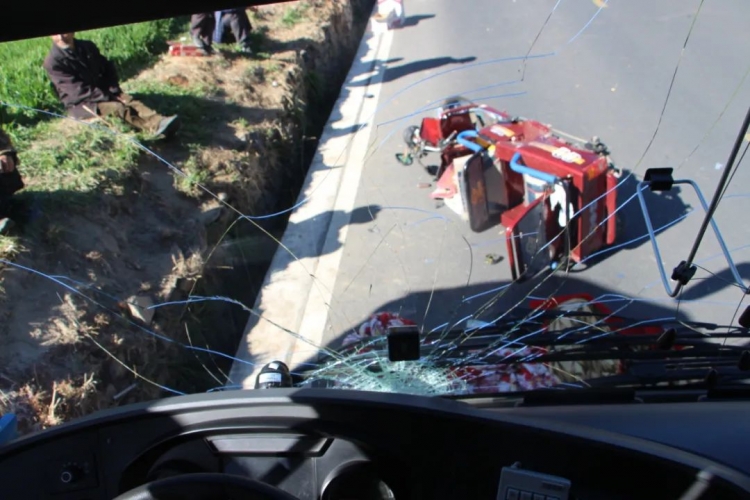 一死一伤！公交车与无号牌三轮车相撞，交警提醒：要遵法守法安全行车