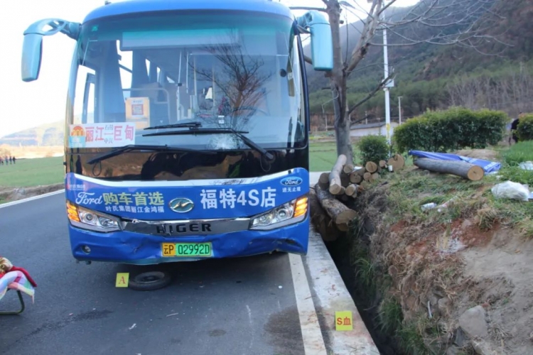 一死一伤！公交车与无号牌三轮车相撞，交警提醒：要遵法守法安全行车