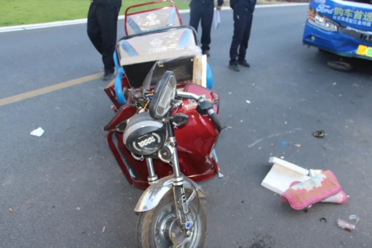 一死一伤！公交车与无号牌三轮车相撞，交警提醒：要遵法守法安全行车