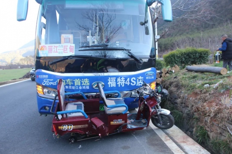 一死一伤！公交车与无号牌三轮车相撞，交警提醒：要遵法守法安全行车