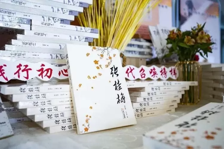 13500套《张桂梅》《农民院士》图书送进云南校园