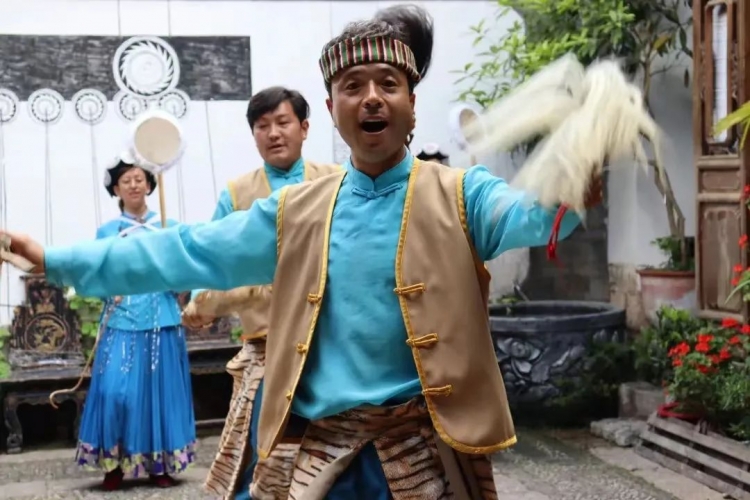 看民俗表演、享文化盛宴，游客在丽江古城欢乐过“五一” (3).jpg