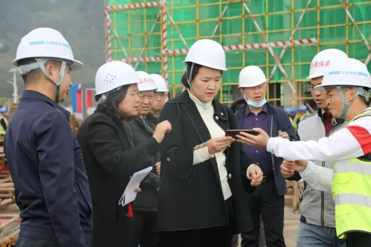 和秋珍调研玉龙县县城重点工程项目建设进展情况