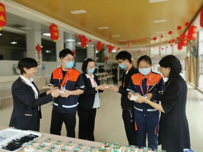 丽江机场庆祝建站通航27周年