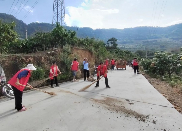 华坪县中心镇开展义务清扫 1.jpg