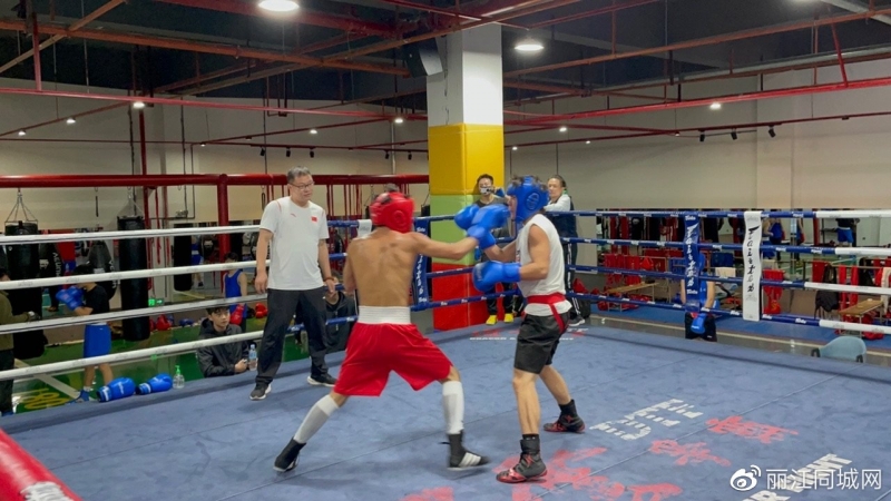 提升体能，各地拳击选手在丽江进行对抗赛训练 (1).jpg