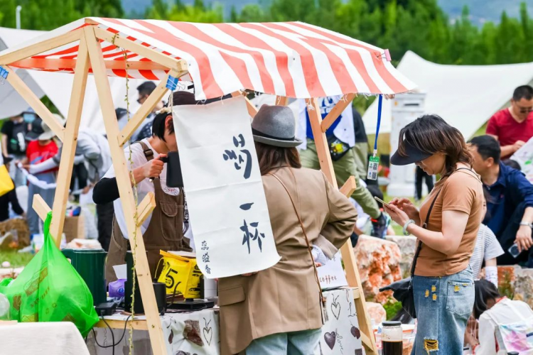 6月19日，丽江地中海国际度假区的首次户外音乐生活节来袭，恰逢父亲节，约你“爸”气潮玩，嗨乐一夏！  活  ...