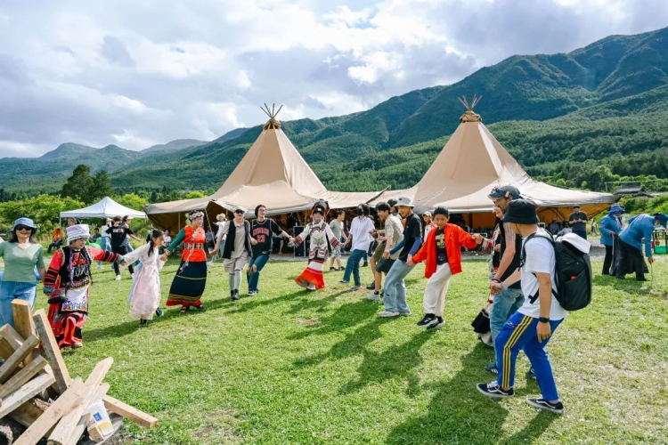6月19日，丽江地中海国际度假区的首次户外音乐生活节来袭，恰逢父亲节，约你“爸”气潮玩，嗨乐一夏！  活  ...