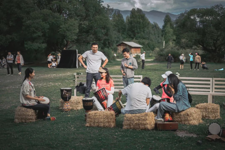 6月19日，丽江地中海国际度假区的首次户外音乐生活节来袭，恰逢父亲节，约你“爸”气潮玩，嗨乐一夏！  活  ...