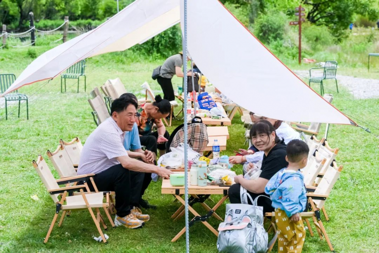 6月19日，丽江地中海国际度假区的首次户外音乐生活节来袭，恰逢父亲节，约你“爸”气潮玩，嗨乐一夏！  活  ...
