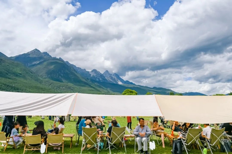 6月19日，丽江地中海国际度假区的首次户外音乐生活节来袭，恰逢父亲节，约你“爸”气潮玩，嗨乐一夏！  活  ...