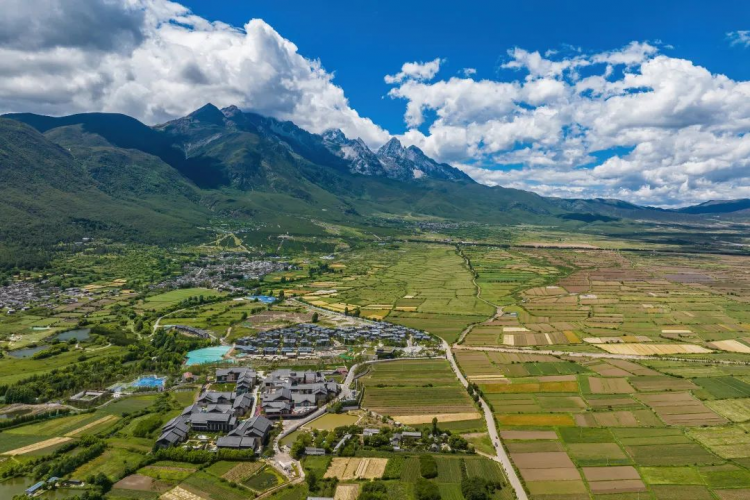 6月19日，丽江地中海国际度假区的首次户外音乐生活节来袭，恰逢父亲节，约你“爸”气潮玩，嗨乐一夏！  活  ...