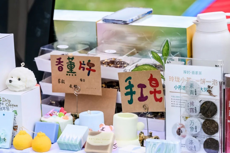 6月19日，丽江地中海国际度假区的首次户外音乐生活节来袭，恰逢父亲节，约你“爸”气潮玩，嗨乐一夏！  活  ...