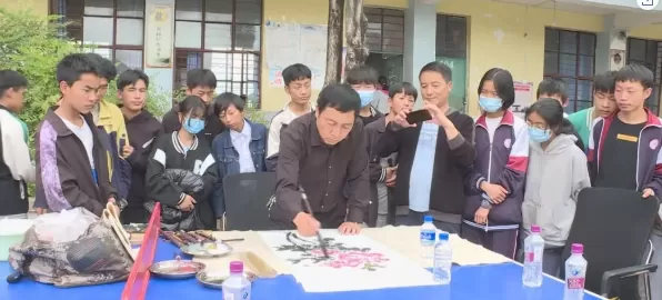 宁蒗、华坪两县书画家走进新营盘中学