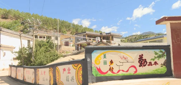 宁蒗：文艺助力乡村振兴，彩绘文化墙获好评