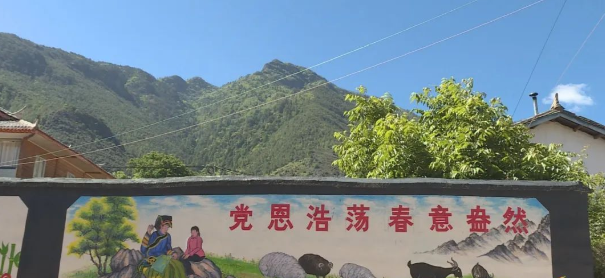 宁蒗：文艺助力乡村振兴，彩绘文化墙获好评