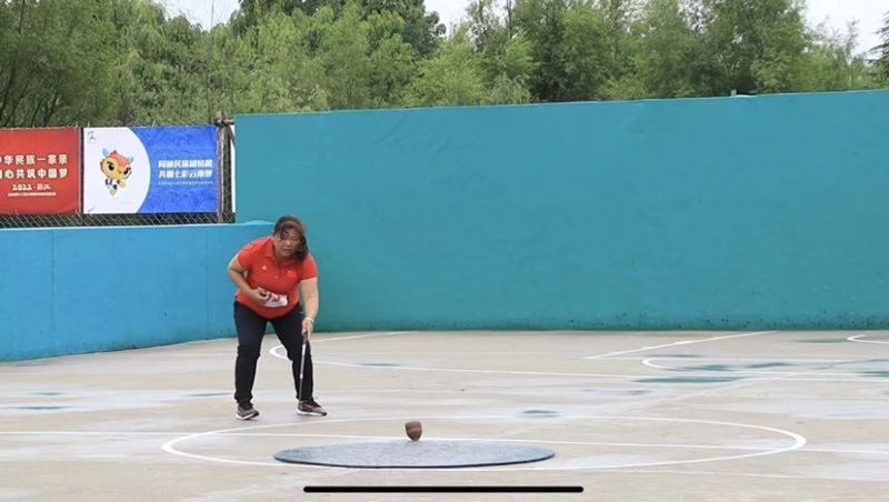 丽江师专现场陀螺比赛精彩转不停