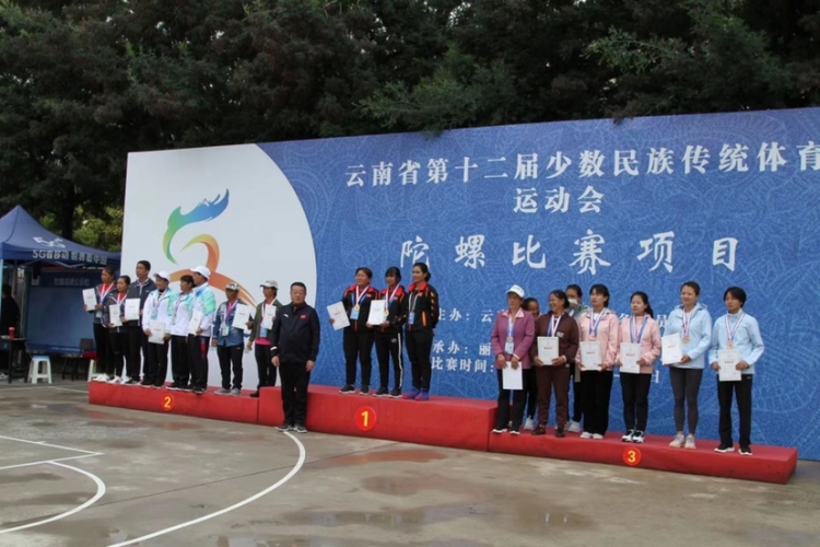 丽江师专现场陀螺比赛精彩转不停