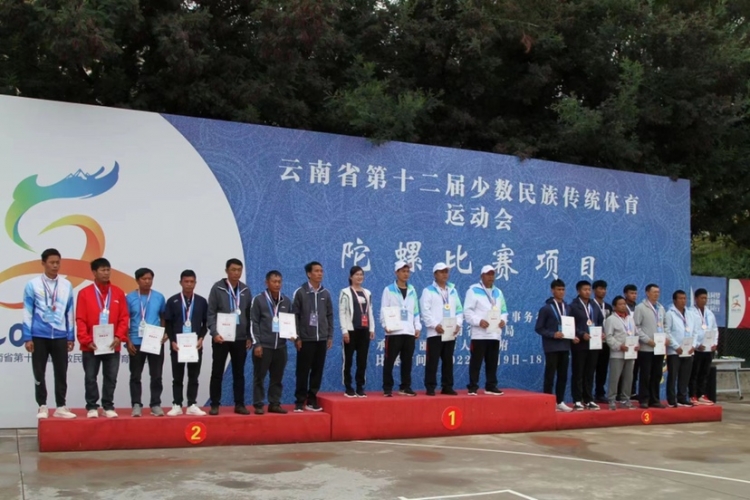 丽江师专现场陀螺比赛精彩转不停