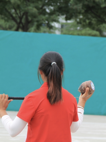 丽江师专现场陀螺比赛精彩转不停