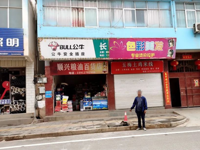 接连两起 宁蒗县城有人撞坏路灯、护栏后悄悄离去…… (1).png