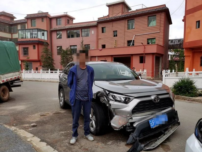 接连两起 宁蒗县城有人撞坏路灯、护栏后悄悄离去…… (2).png