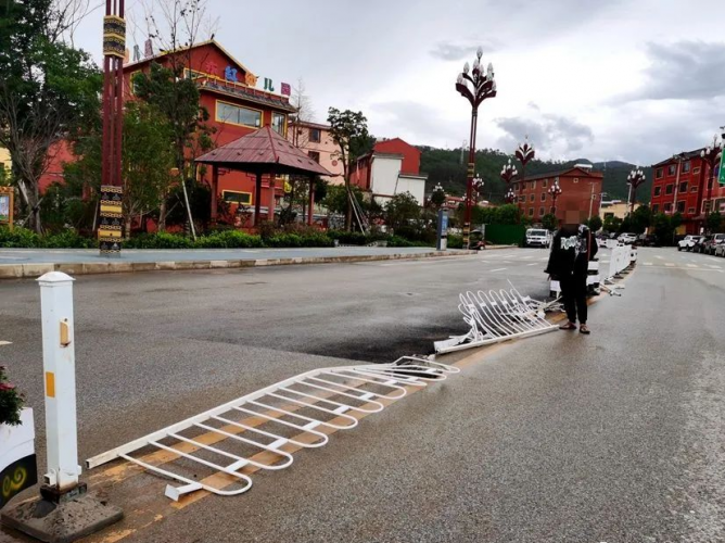 接连两起 宁蒗县城有人撞坏路灯、护栏后悄悄离去…… (3).png