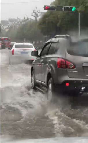 敢问路在何方？ 雨流成河  我们在丽江“乘风破浪”！