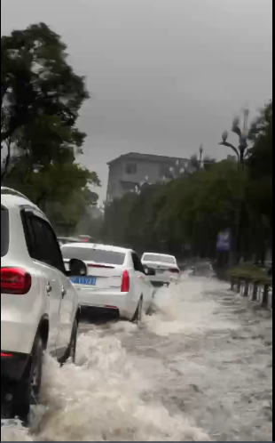 敢问路在何方？ 雨流成河  我们在丽江“乘风破浪”！