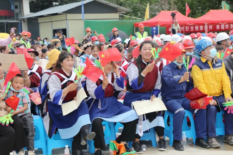 云南省文联“文艺轻骑兵基层行”滇中引水工程建设工地慰问演出在玉龙县石鼓镇举行