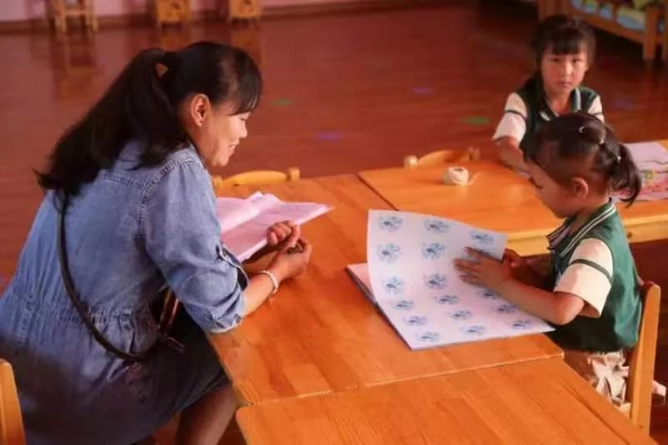 玉龙县评审组对巨甸镇中心幼儿园进行一级三等幼儿园县级初评