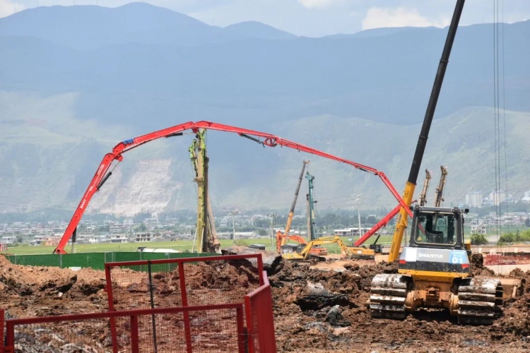 工程总投资73亿，丽江机场三期改扩建项目工程全面进入基础施工阶段