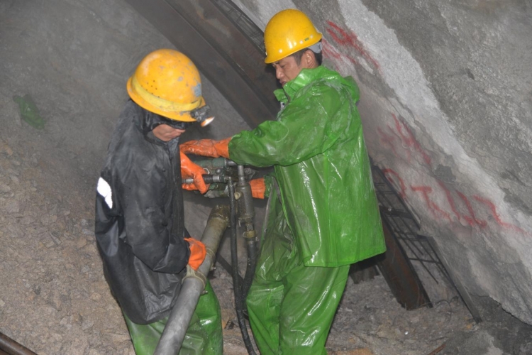 特大喜讯！华丽高速营盘山隧道左洞今天贯通！