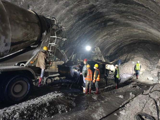 特大喜讯！华丽高速营盘山隧道左洞今天贯通！